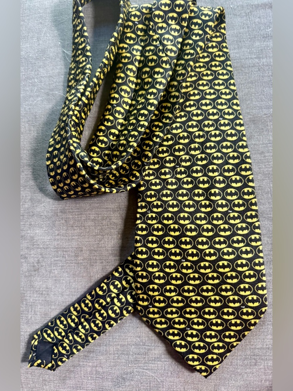 Vintage Warner Brothers Store Exclusive 100% silk BATMAN Logo Necktie - Picture 2 of 6
